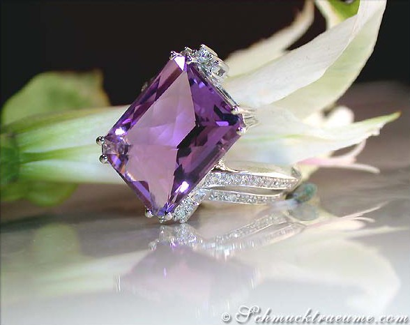 Schlichter Amethyst-Ring mit Diamanten, Detailaufnahme, Weißgold 585