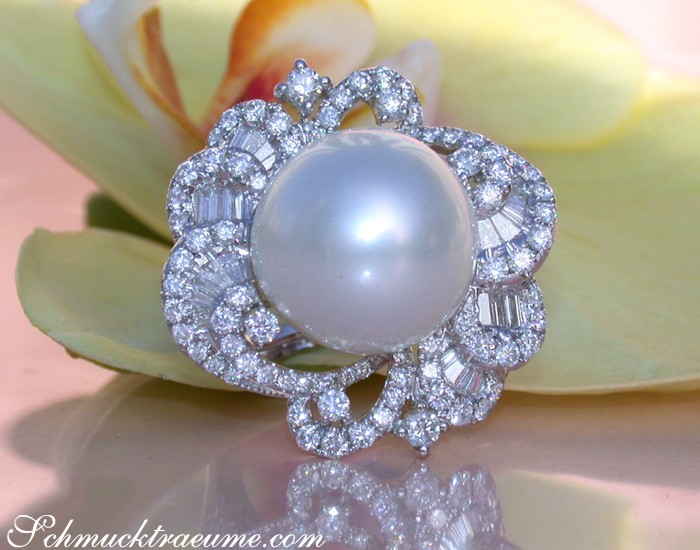 Florales Design des Südseeperlen-Rings mit Brillanten, Detailaufnahme, perfekte Reflexion
