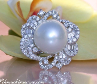 Florales Design des Südseeperlen-Rings mit Brillanten, Detailaufnahme, perfekte Reflexion