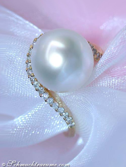 Südseeperlenring mit Brillanten auf zartem Tüllhintergrund