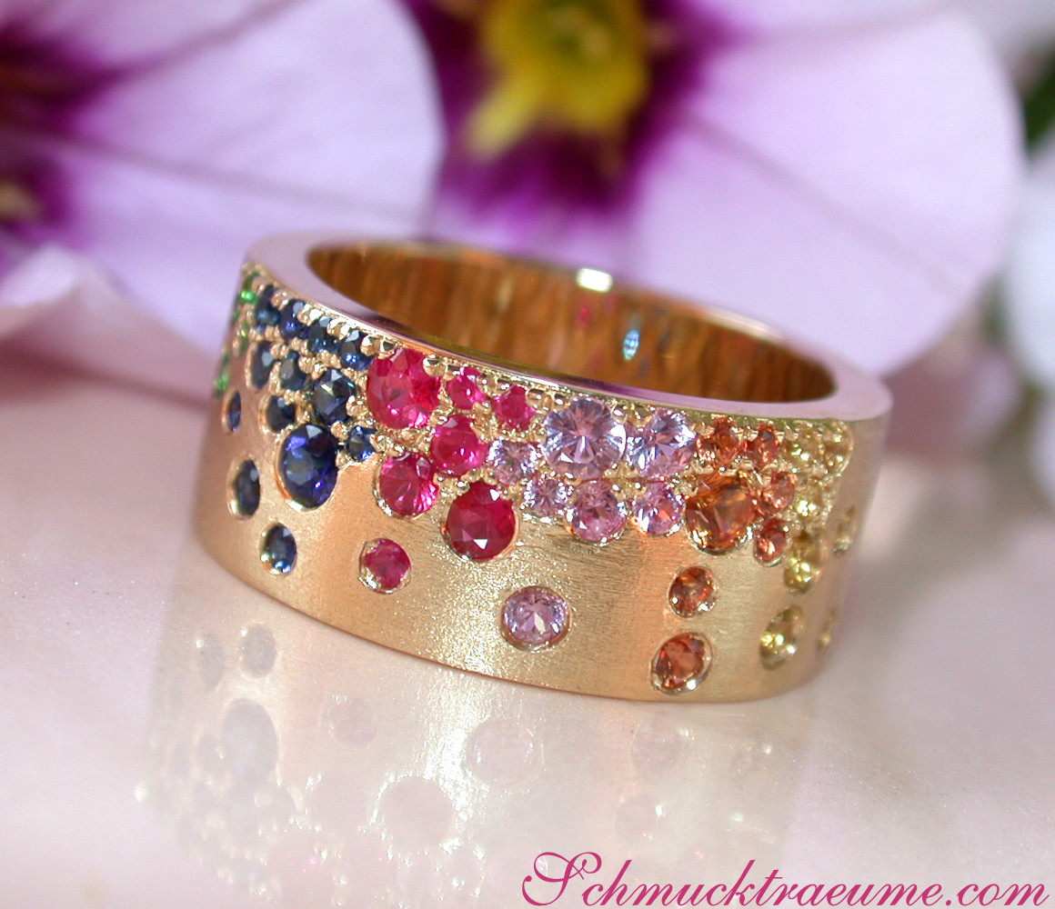 Multicolor-Saphir-Ring mit Rubinen und Tsavorites in satiniertem Gelbgold