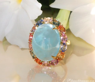 Opulenter Milky Aquamarin-Ring mit Multicolor Saphiren auf Goldbasis