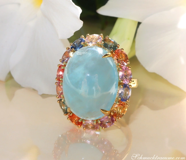 Opulenter Milky Aquamarin-Ring mit Multicolor Saphiren auf Goldbasis Opulenter Milky Aquamarin-Ring mit Multicolor Saphiren auf Goldbasis
