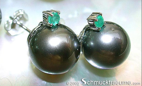 Smaragd-Tahitiperlen-Ohrstecker mit silberner Fassung, Detailaufnahme, hochglänzend.