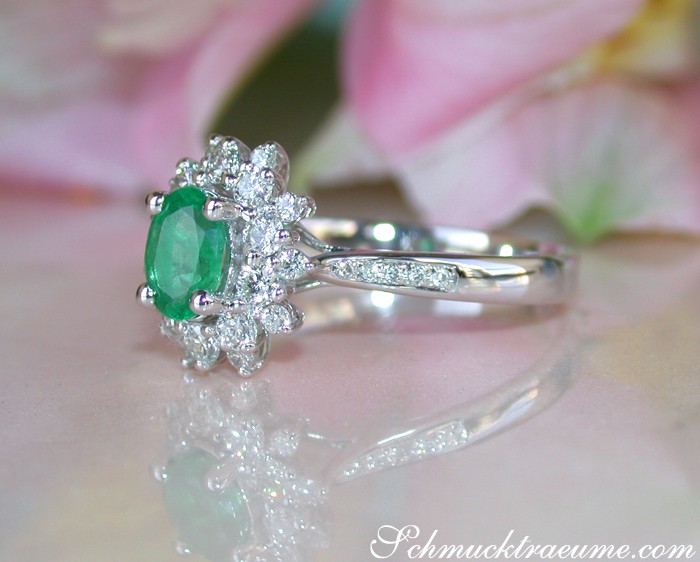 Smaragd-Ring mit Diamanten in Weißgold, klassisches Design mit ovaler Smaragd-Stein und brillanten Verzierungen