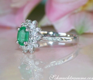 Smaragd-Ring mit Diamanten in Weißgold, klassisches Design mit ovaler Smaragd-Stein und brillanten Verzierungen