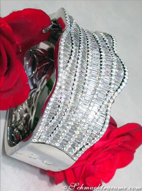 Opulenter Diamant-Armreif in Weißgold, Detailaufnahme, rote Rose im Hintergrund