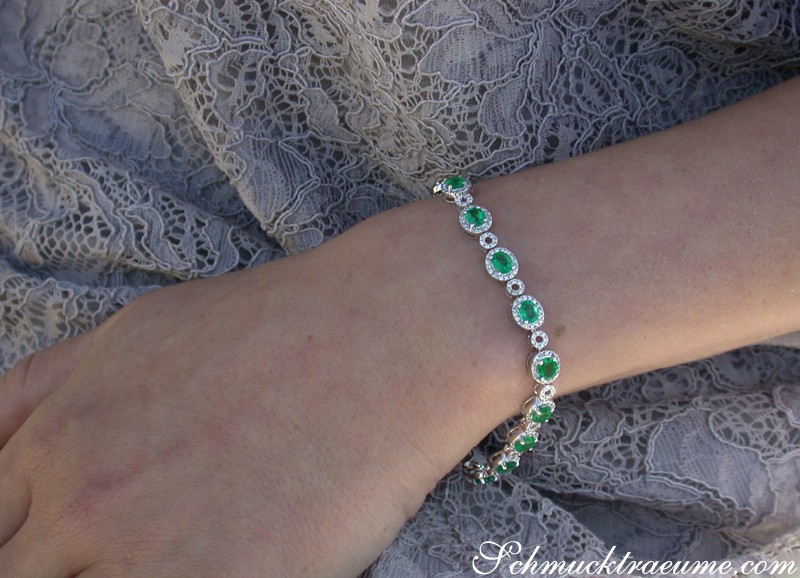 Weißgold-Armband mit ovalen Smaragden und brillanten Verzierungen, Detailaufnahme