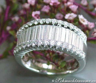 Weißgold-Ring mit Baguette-Diamanten, detailreich, elegant, auf Blumenhintergrund.