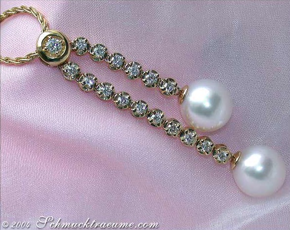 Goldener Anhänger mit Perlen und Diamanten, Detailaufnahme, elegant, luxuriös