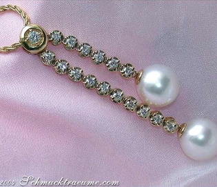 Goldener Anhänger mit Perlen und Diamanten, Detailaufnahme, elegant, luxuriös