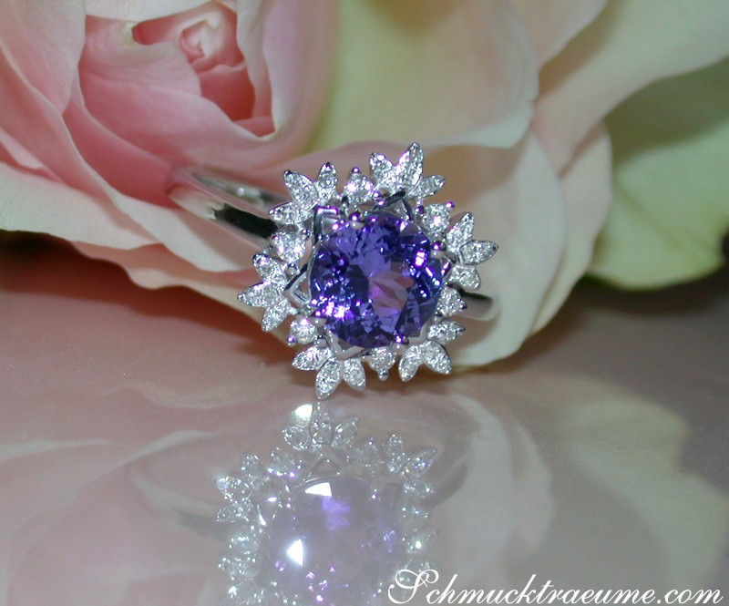 Weißgold-Tansanit-Ring mit Diamanten im Schneeflockendesign