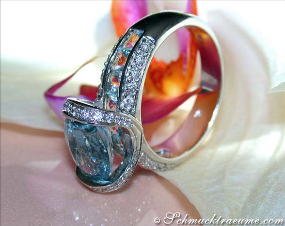 Extravagantes Weißgoldring mit Aquamarin und Brillanten