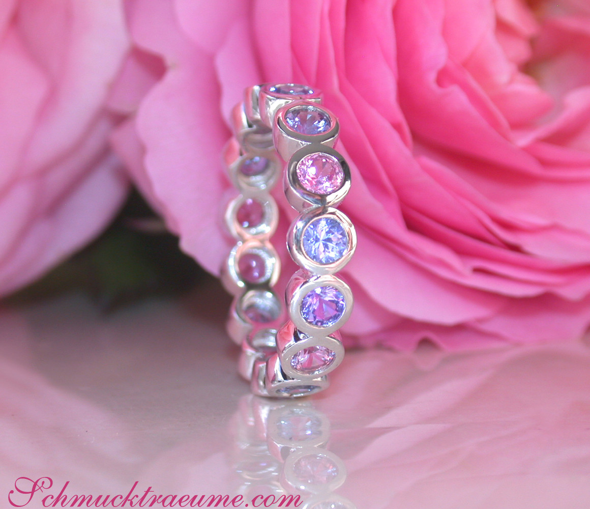 Klassischer Saphir-Memory-Ring in Pastellfarben, Detailaufnahme, elegant auf Rosenblüte abgestellt