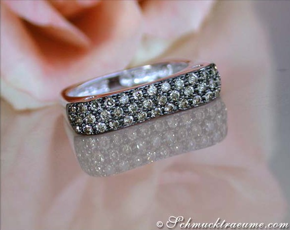 Detailansicht eines eleganten Rings mit braunen Diamanten in Weißgold 585.