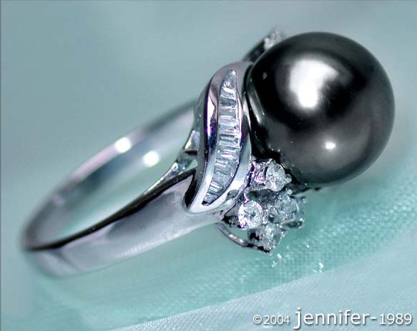 Femininer Tahitiperle-Ring in Weißgold 750, detailreich mit Diamanten, elegant auf weißem Stoff.