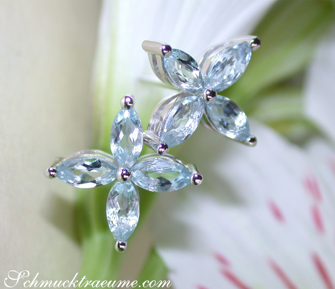 Blumenförmige Ohrstecker aus Weißgold mit 1.075 Karat Aquamarin im Marquise Schliff