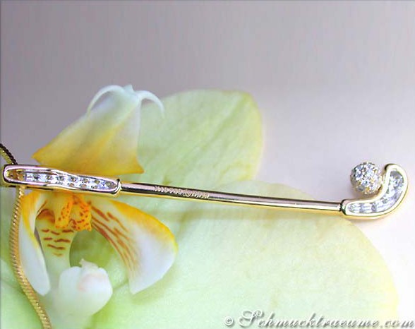 Goldener Golfclub-Anhänger mit Diamanten auf Orchidee, Detailaufnahme.