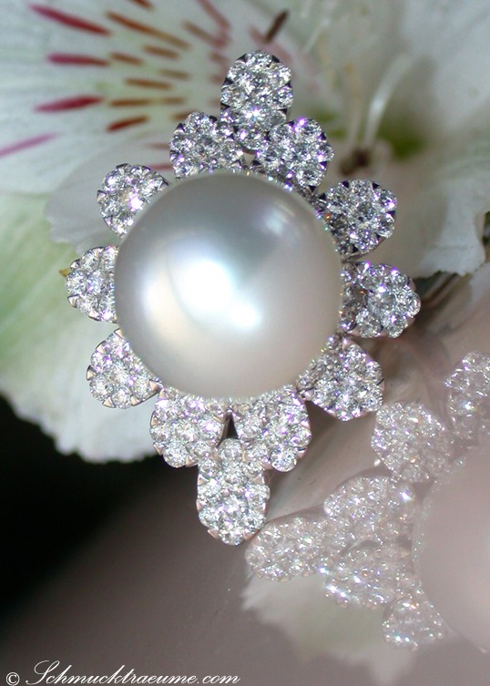 Südseeperlen-Ring mit Brillanten, 14-15 mm, Weißgold 750, Blütenhintergrund