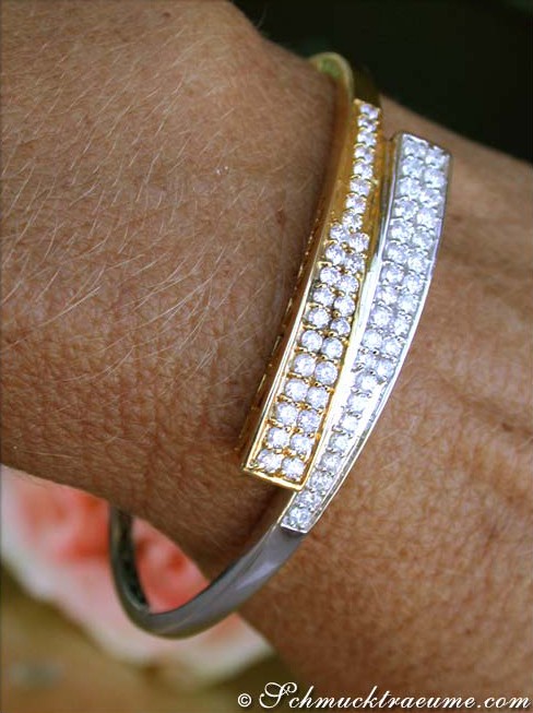 Gelbgold-Weißgold-Armreif mit Diamanten auf Hand, Detailaufnahme