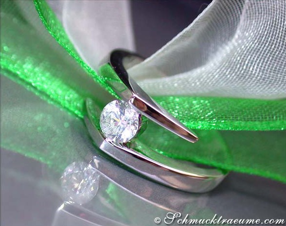 Weißgold 750 Solitär-Ring mit Diamant, Detailaufnahme auf grünem Stoff, elegantes Design