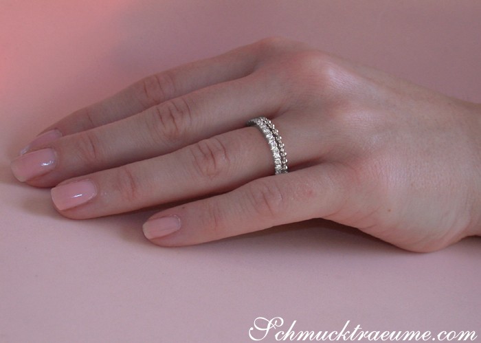 Detailansicht des Diamanten Bandrings mit Kugel-Design auf weißem Hintergrund