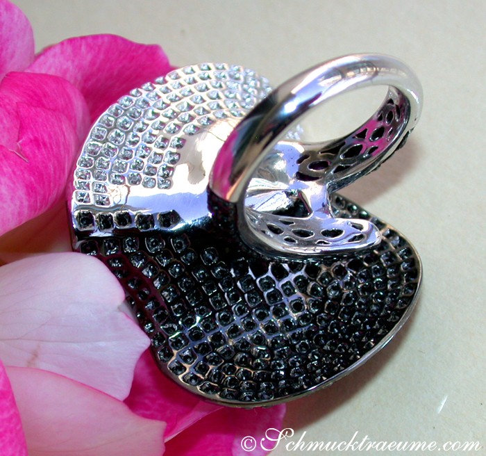 Schwarz-weißer Diamantring mit Perle, Detailaufnahme, elegant, schimmernd