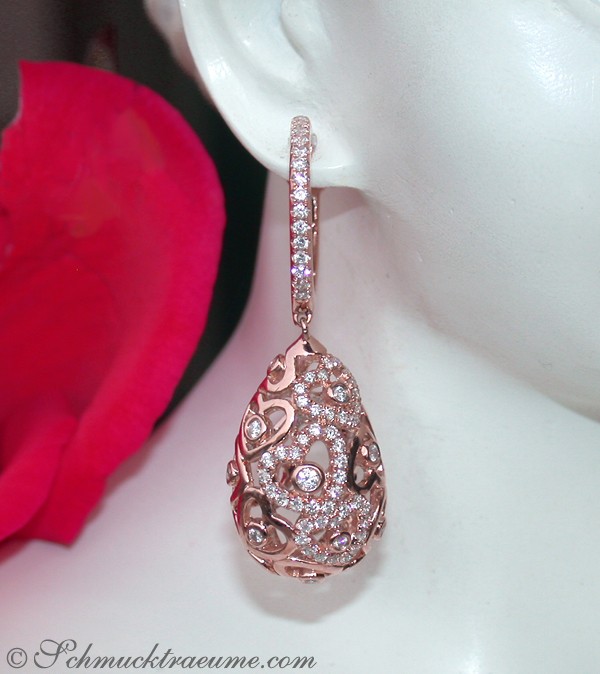 Klassisches Roségold-Ohrgehänge mit feinen Brillanten in Herzform