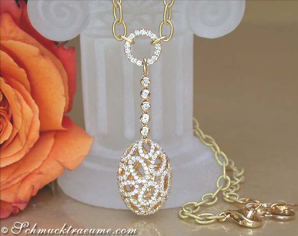 Goldene Brillanten-Ei-Collier mit filigranem Design