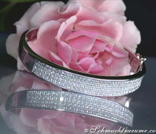 Luxus-Diamanten-Armreif im Invisible Setting, zartes Design, Rosen im Hintergrund