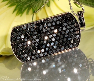 Schwarzgoldener Dog-Tag-Anhänger mit schillernden Diamanten, Detailaufnahme, glänzende Oberfläche