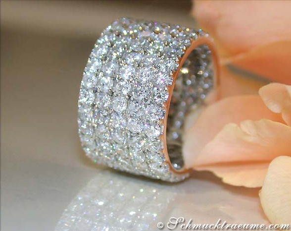 Schmuckdetail eines fünfreihigen Brillantenringes in Weißgold