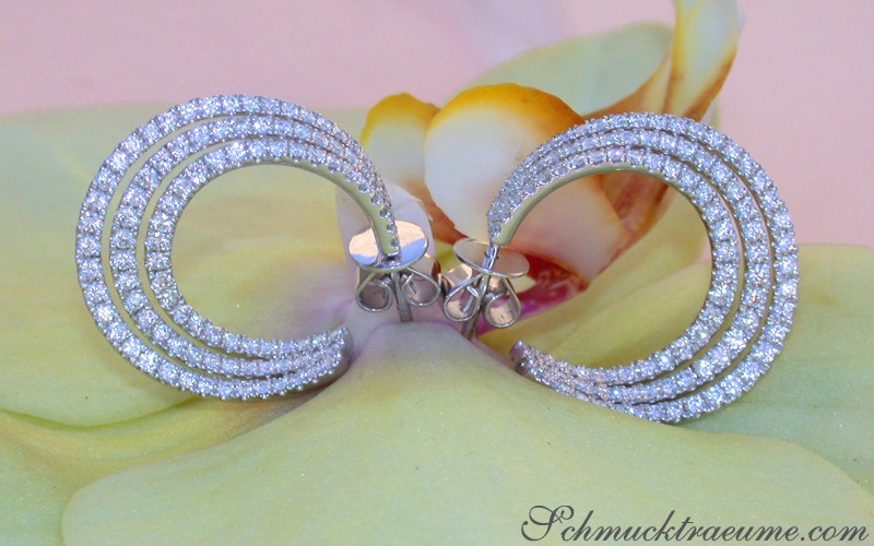 Dreireihige Brillanten Creolen: Weiße Diamanten in 750 Weißgold, elegant und funkelnd