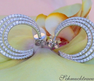 Dreireihige Brillanten Creolen: Weiße Diamanten in 750 Weißgold, elegant und funkelnd