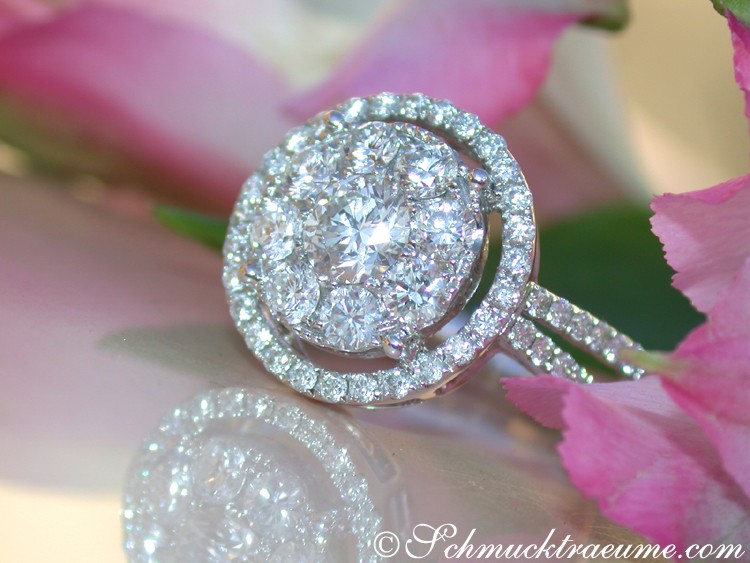 Detailansicht des Erlesenen Brillanten Halo-Rings in Weißgold 750, prachtvoll mit Diamanten verziert