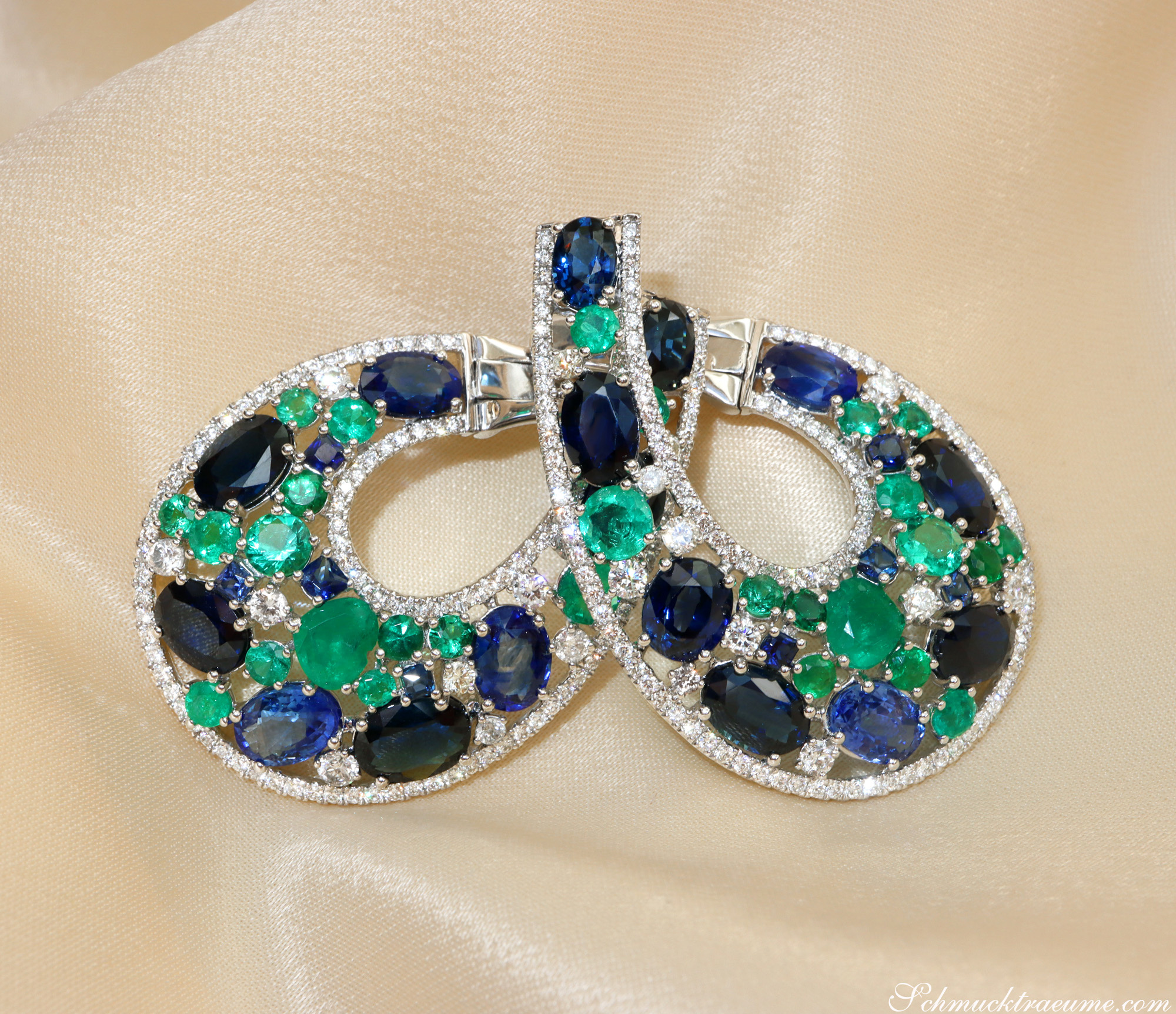 Weißgold-Ohrringe mit Saphiren, Smaragden und Diamanten, detailreich, elegant.