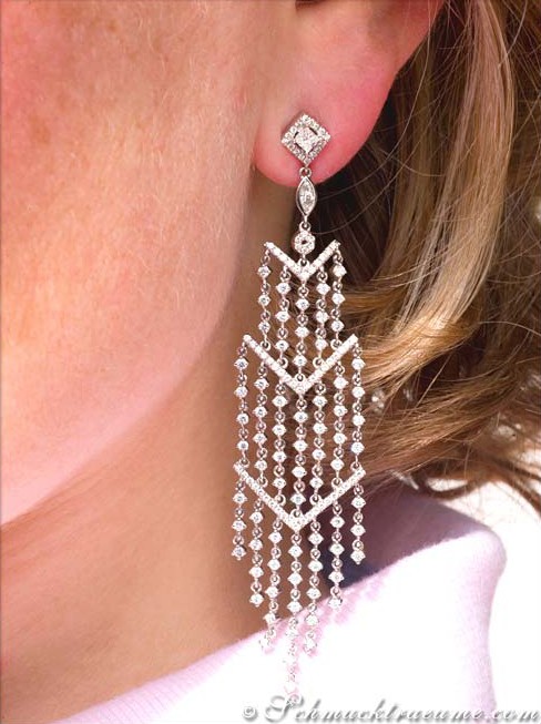 Detailansicht des langen Brillanten-Ohrgehänges, 9 cm, mit Diamanten, getragen.
