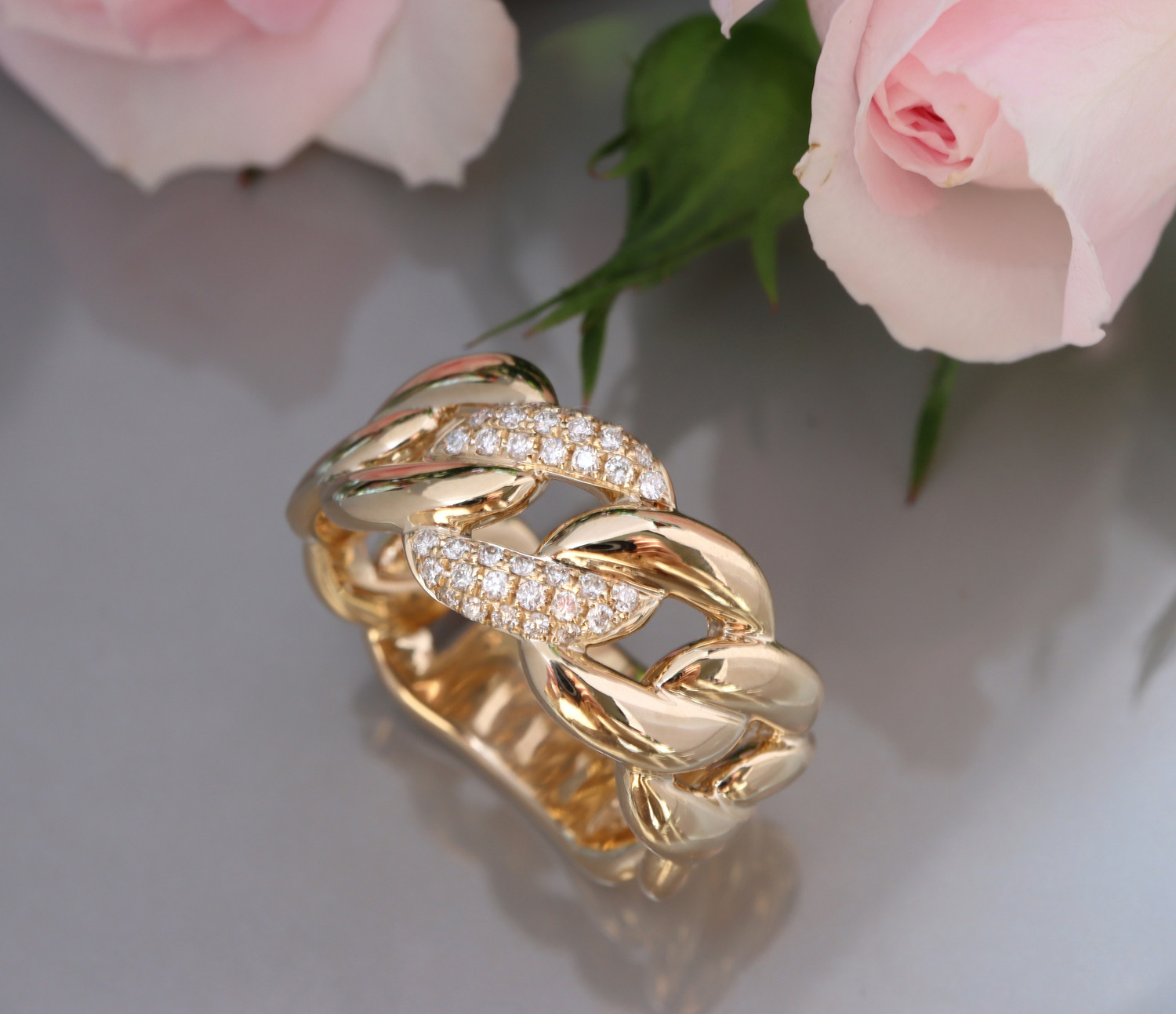 Gelbgold 585er Panzerkette-Ring mit Brillanten, Detailansicht, Rosenblüten im Hintergrund