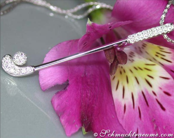 Weißgold-Golfschläger-Anhänger mit Brillanten, Detailaufnahme auf Blume, elegant und edel