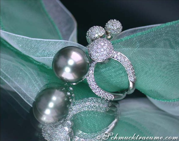 Weißgoldring mit Tahitiperlen und Diamantkugeln, Detailaufnahme, elegant.