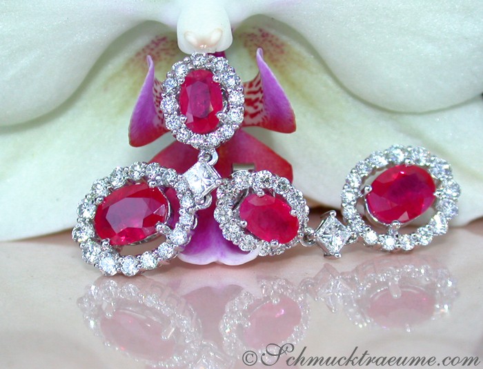 Weißgold-Ohrringe mit Burma-Rubinen und Diamanten, auf Orchidee abgebildet.