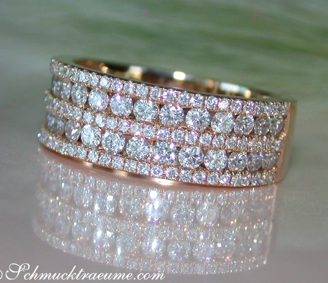 Roségold-Bandring mit dichter Brillantbesatzung, glänzende Details, elegantes Design Roségold-Bandring mit dichter Brillantbesatzung, glänzende Details, elegantes Design