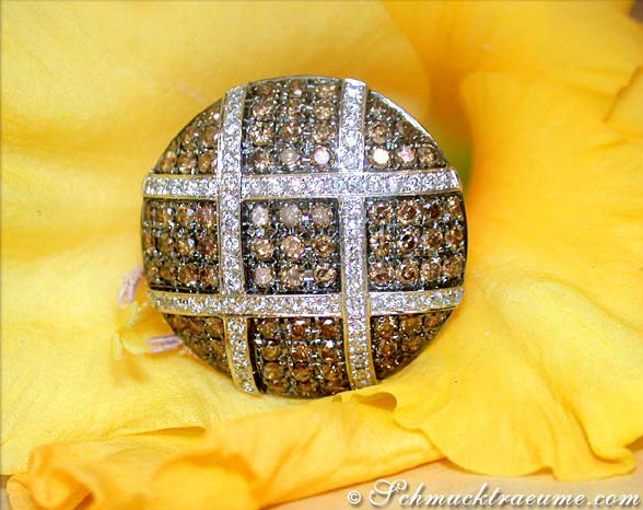 Extravagant: Ring mit naturbraunen & weißen Brillanten in Gelbgold 585