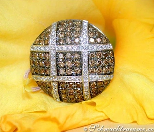 Extravagant: Ring mit naturbraunen & weißen Brillanten in Gelbgold 585
