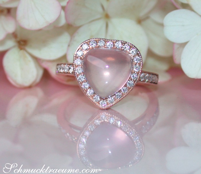 Rosenquarz Herz-Ring mit Brillanten in Roségold, detailreich, blütenähnlich.