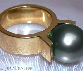 Gelbgoldring mit großen schwarzer Perle, Detailaufnahme, hochglänzend, schlicht elegant