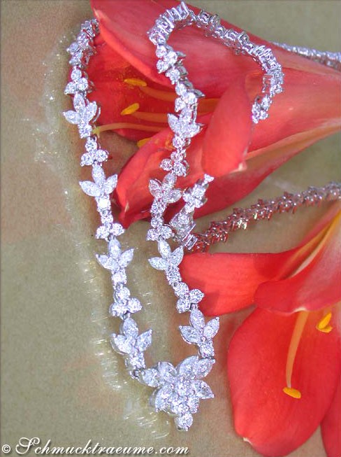 Floraler Diamant-Collier im Weißgold, detailreiches Design auf Blüte, elegant getragen.