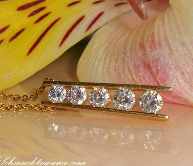 Goldener Brillant-Solitär-Anhänger mit Kette, Blume im Hintergrund Goldener Brillant-Solitär-Anhänger mit Kette, Blume im Hintergrund