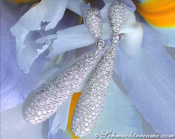 Diamant-Ohrringe in Weißgold, detailreich, auf Blüte abgebildet