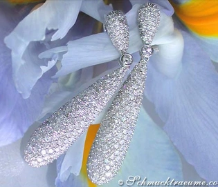 Diamant-Ohrringe in Weißgold, detailreich, auf Blüte abgebildet